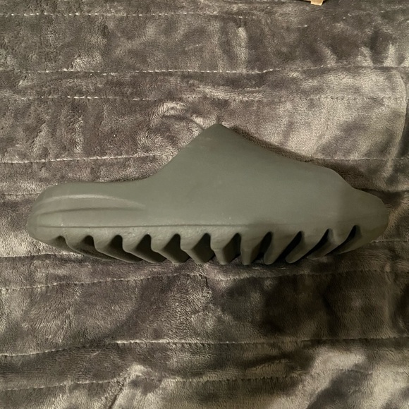 Slate Grey Yeezy Slides, Size 4 - Picture 5 of 12